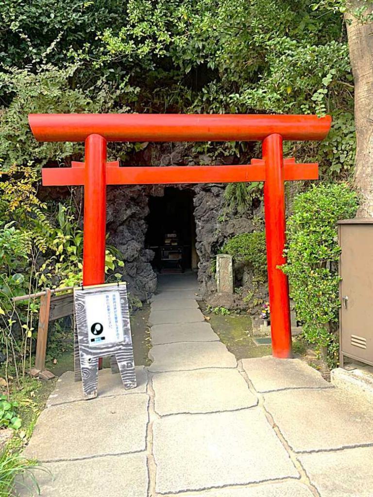 鎌倉・長谷寺 弁天窟(入口)