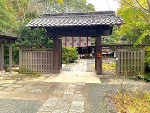 鎌倉宮 奥に宝物館と社務所
