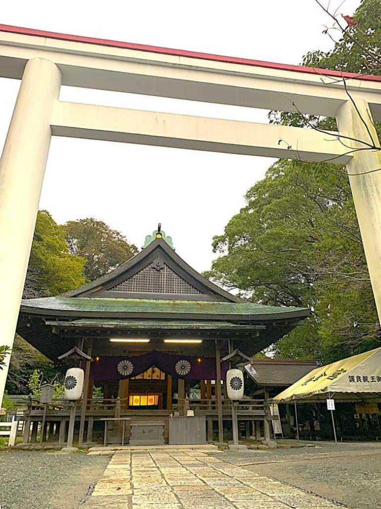 鎌倉宮 二の鳥居と拝殿