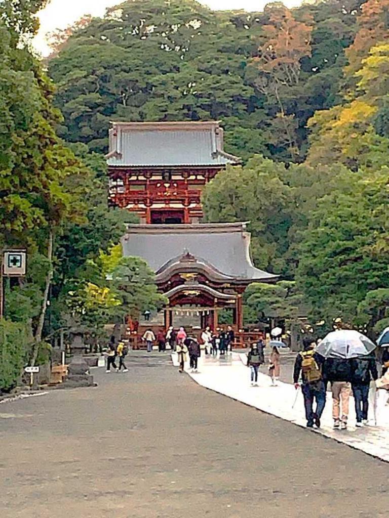 鶴岡八幡宮　南北に延びる参道から楼門を望む