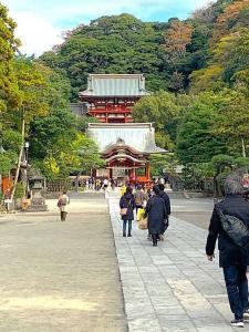 鶴岡八幡宮 南北に延びる参道から楼門を望む