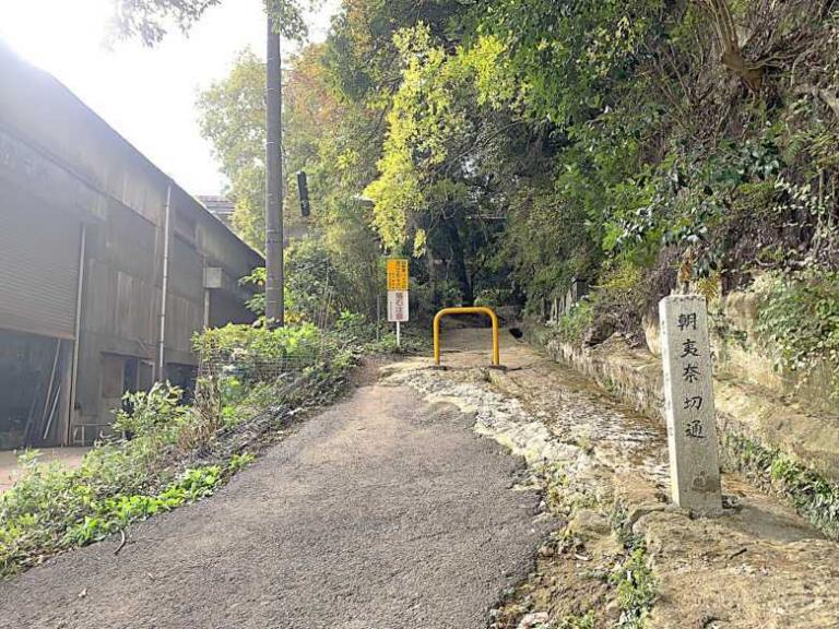 鎌倉 朝夷奈切通(東側入口付近)