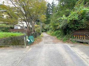 鎌倉 朝夷奈切通(西側入口付近　舗装・砂利道の境)