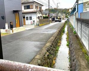 鎌倉 大蔵幕府の痕跡:東御門橋から(現在の水路は当時の堀の痕跡?)