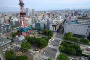 札幌市役所展望回廊から見た大通公園と札幌テレビ塔