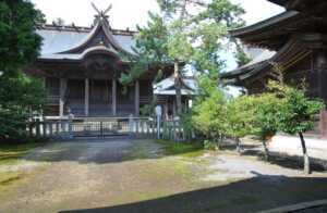阿蘇神社 一の神殿（手前）と三の神殿（右奥）（2012年10月）