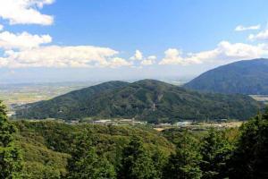 北側の明神の森から望む南宮山、右奥に養老山地（2014年9月13日撮影）