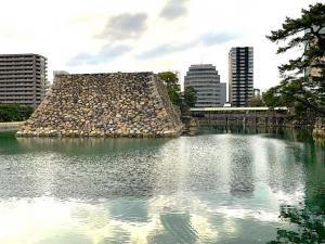 高松城　内苑御庭からの天守台と鞘橋
