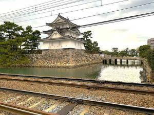 高松城 琴電と艮櫓の撮影スポットより