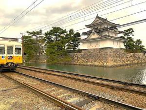 高松城 琴電と艮櫓の撮影スポットより