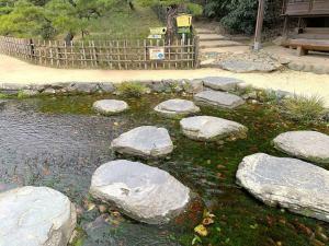 栗林公園　吹上付近の小川にある飛び石の橋