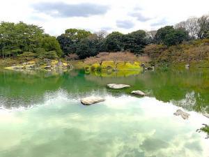 栗林公園　迎春橋・渚山付近からの景色