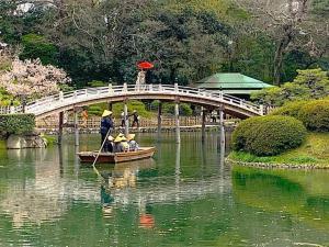 栗林公園　迎春橋・渚山付近からの景色