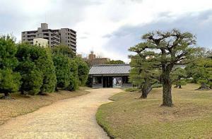 栗林公園　鴨池・鴨堀(鴨引き)近くの門