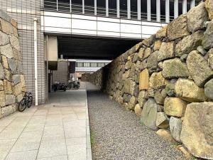 高松城 東の丸石垣から艮櫓跡(ビルの間(下?)をすり抜けます…)