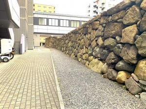 高松城 東の丸石垣から艮櫓跡(ビルの間(下?)をすり抜けます…)