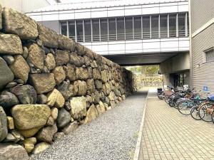 高松城 東の丸石垣から艮櫓跡(ビルの間(下?)をすり抜けます…)