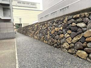 高松城 艮櫓跡から南下(ビルの間をすり抜けます…)