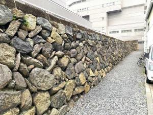 高松城 艮櫓跡から南下(ビルの間をすり抜けます…)