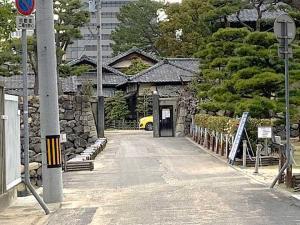 高松城 披雲閣東側の通路(一般には解放されていない様子)