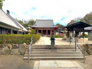 屋島寺 四天門付近からの本堂