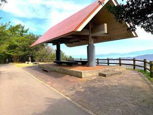 屋嶋城 城門跡~血の池(瑠璃宝の池)の様子