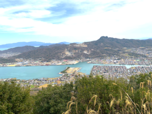 屋嶋城 城門跡~血の池(瑠璃宝の池)の様子