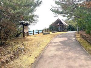 屋嶋城 城門跡~血の池(瑠璃宝の池)の様子