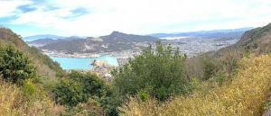 屋嶋城 城門跡~血の池(瑠璃宝の池)の様子