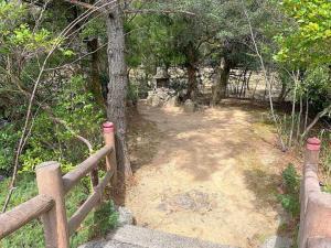 屋嶋城 城門跡~血の池(瑠璃宝の池)の様子