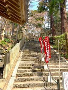 白峯寺 「勅額門」付近から「本堂」への階段