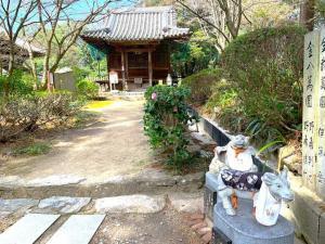 白峯寺 行者堂・(干支の?)石像