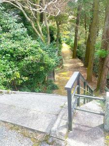 白峯寺 崇徳天皇 白峯陵へ続く山道の様な道