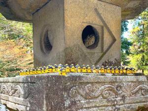 白峯寺 頓証寺殿の境内の様子(カラス天狗?)