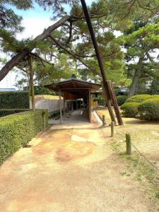 中津万象園 屋根と塀のある通路