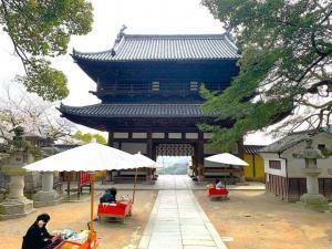 金刀比羅宮　大門と五人百姓（売店）