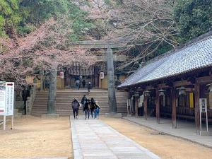 金刀比羅宮　廻廊(旭社前休憩所)と青銅製の鳥居(旭社前)