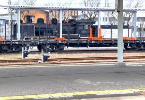 大人散策＠多度津　多度津駅ホームから見えた蒸気機関車 58685号機