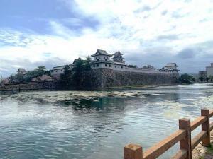 今治城　(城郭北東側から)