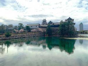 今治城　(城郭北東側から)