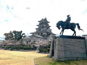 今治城　二の丸跡・藤堂高虎像と天守