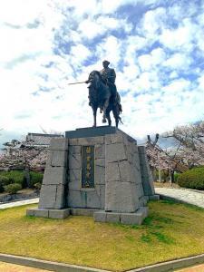 今治城　二の丸跡・藤堂高虎像