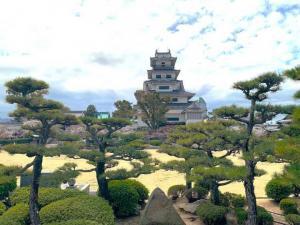 今治城　二の丸東端の一段高い場所からの天守