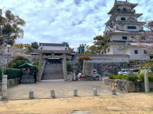 今治城　吹揚神社 鳥居と天守