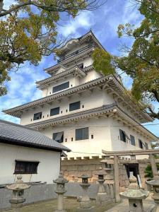 今治城　麁香神社からの天守