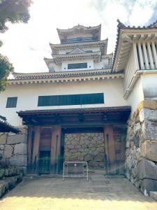 今治城　本丸御門・天守