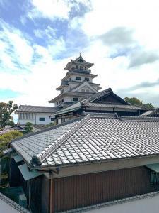 今治城　社務所越しの天守(山里櫓～鉄御門・武具櫓の一段高い所から)