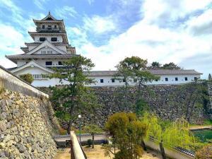 今治城　山里門付近からの天守と本丸石垣