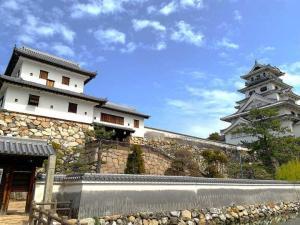 今治城　高麗門から続く土橋からの天守・山里櫓