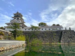 今治城　高麗門から続く土橋からの天守・本丸石垣